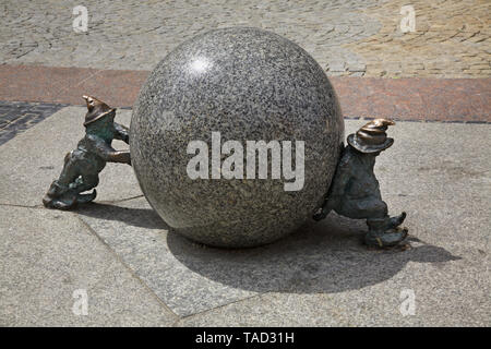 Les gnomes (Krasnoludki) Syzyfki pousser le ballon. Wroclaw. Pologne Banque D'Images