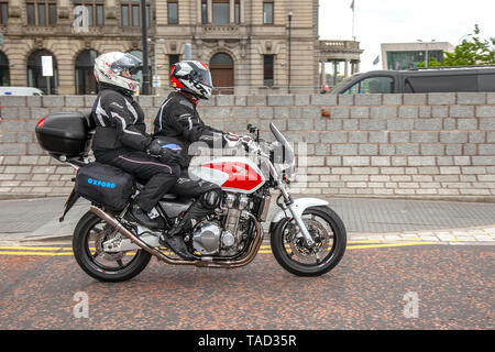 Honda CB 1300 F-3 à Liverpool, Merseyside. 24 mai 2019 Royaume-Uni Météo: Les conditions fines et calmes jusqu'à 200 motards file d'attente pour monter à bord du ferry du matin à l'île de Man pour assister aux courses de TT de l'île. Des services de ferry supplémentaires doivent être ajoutés pour faire face à la demande importante de spectateurs qui se déplacent pour assister à l'événement qualifiant de la semaine du sport automobile de cette année et à la course la plus rapide sur la route de la planète. Crédit: MediaWorldImages/AlamyLiveNews Banque D'Images