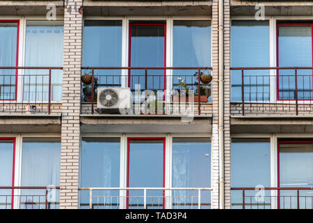 Bâtiment avec balcon et climatisation Banque D'Images