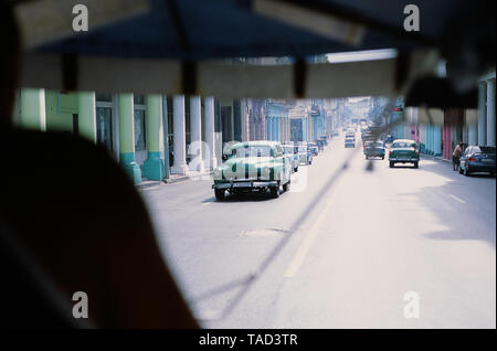 Les rues de La Havane comme vu à partir d'un rickshaw vélo Cuba La Havane Banque D'Images