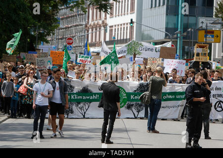 Francfort, Allemagne. 24 mai 2019. Les marches de protestation à travers le centre-ville de Francfort. Autour de 4 500 jeunes ont défilé à Francfort à la Banque centrale européenne, pour protester contre le changement climatique et pour l'introduction de mesures contre elle. La protestation a eu lieu dans le cadre d'une Europe vaste grève du climat, deux jours avant les élections européennes de 2019. Banque D'Images