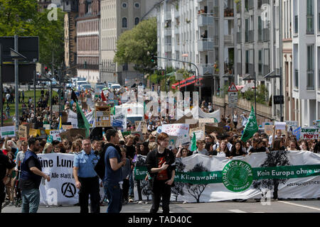 Francfort, Allemagne. 24 mai 2019. Les marches de protestation à travers le centre-ville de Francfort. Autour de 4 500 jeunes ont défilé à Francfort à la Banque centrale européenne, pour protester contre le changement climatique et pour l'introduction de mesures contre elle. La protestation a eu lieu dans le cadre d'une Europe vaste grève du climat, deux jours avant les élections européennes de 2019. Banque D'Images