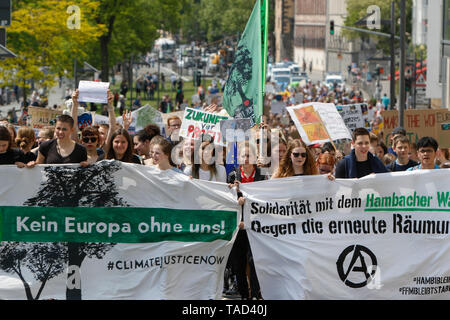 Francfort, Allemagne. 24 mai 2019. Les marches de protestation à travers le centre-ville de Francfort. Autour de 4 500 jeunes ont défilé à Francfort à la Banque centrale européenne, pour protester contre le changement climatique et pour l'introduction de mesures contre elle. La protestation a eu lieu dans le cadre d'une Europe vaste grève du climat, deux jours avant les élections européennes de 2019. Banque D'Images