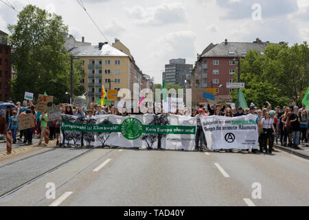 Francfort, Allemagne. 24 mai 2019. Les marches de protestation à travers le centre-ville de Francfort. Autour de 4 500 jeunes ont défilé à Francfort à la Banque centrale européenne, pour protester contre le changement climatique et pour l'introduction de mesures contre elle. La protestation a eu lieu dans le cadre d'une Europe vaste grève du climat, deux jours avant les élections européennes de 2019. Banque D'Images