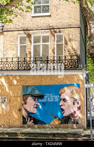 Peinture Graffiti sur l'amassage de barricadèrent bâtiment vacant propriété. Scène d'Italienne, Michael Caine ne devait souffler les portes off citer Banque D'Images