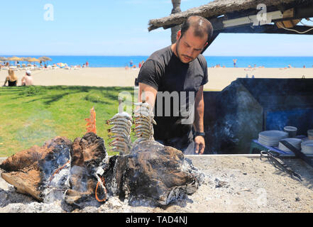 Sardines fraîches étant grillées sur la plage de Malagueta, dans le centre-ville de Malaga, sur la Costa del Sol, en Espagne, en Europe Banque D'Images