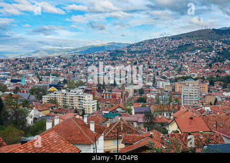 Vue sur Sarajevo et les collines sous un ciel bleu avec des nuages, la Bosnie-et-Herzégovine. Banque D'Images