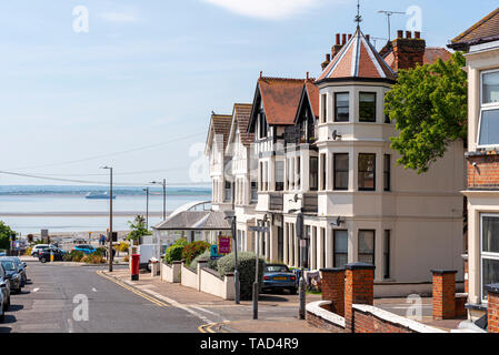 Westcliff Avenue à Westcliff on Sea, Southend, Essex, Royaume-Uni regardant vers l'estuaire de la Tamise sur le front de mer. Ville balnéaire Banque D'Images