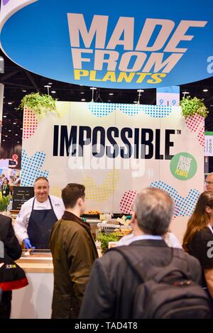 Des échantillons de burger sans viande impossible Impossible partagées au kiosque d'exposition des aliments. Base de plantes végétariennes burger. Le restaurant National Show, Chicago, USA Banque D'Images