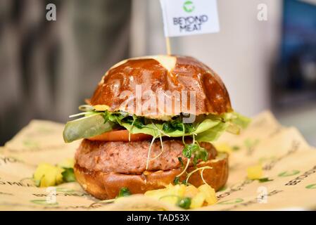 La viande sans viande (gratuitement) au-delà de l'Au-delà. Viande Burger Burger végétalien végétarien à base de pois, d'autres ingrédients, National Restaurant Show Chicago USA Banque D'Images