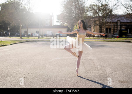 L'Italie, Vérone, ballerine danser dans la ville Banque D'Images