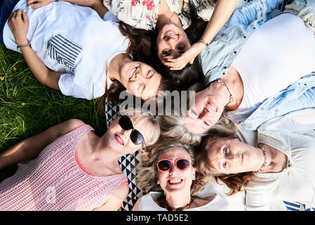 Vue de dessus de happy group de la femme couchée dans un pré Banque D'Images