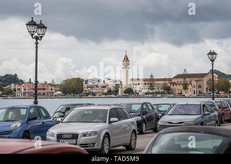 Zakynthos, Grèce - Avril 2019 : Les voitures qui circulent dans une rue de la ville de Zakynthos Banque D'Images