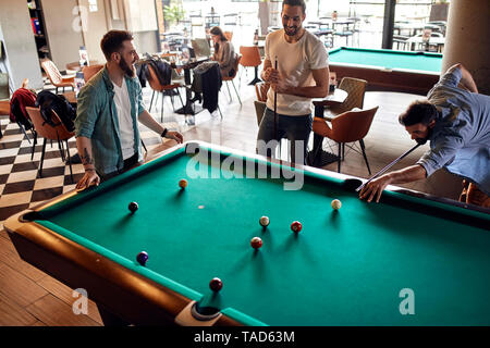 Les amis de jouer au billard ensemble Banque D'Images