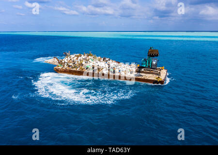 Maledives, South-Male-Atoll, d'élimination des déchets en plastique avec digger Banque D'Images