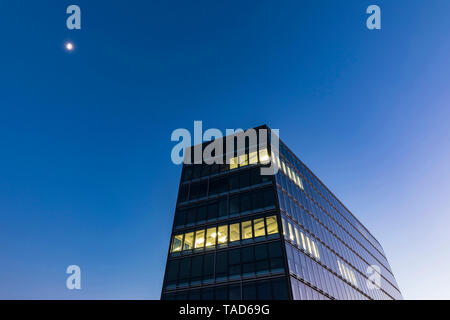 Allemagne, Stuttgart, courts de windows sur immeuble de bureaux modernes à l'heure bleue Banque D'Images