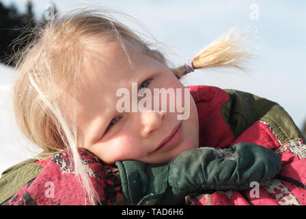 Portrait de petite fille aux tresses blondes en hiver Banque D'Images