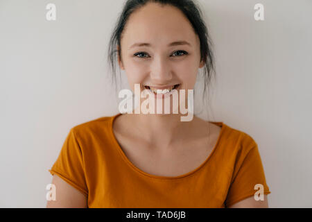 Portrait of a smiling young woman Banque D'Images