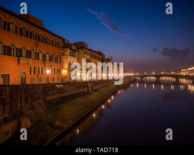 Italie, Toscane, Florence, Arno, vue du Ponte alla Carraia la nuit Banque D'Images