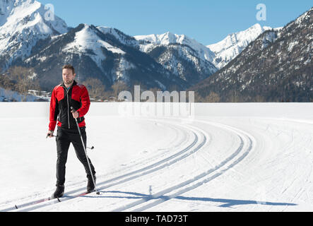 L'Autriche, le Tyrol, l'Achensee, l'homme faisant du ski de fond Banque D'Images