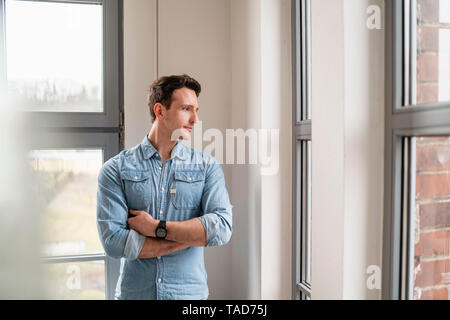 Businessman de window in office Banque D'Images