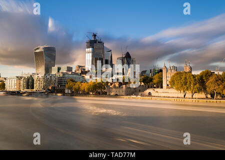 UK, Londres, ville de London, Tamise, Skyline avec immeubles de bureaux modernes et Tour de Londres au coucher du soleil Banque D'Images