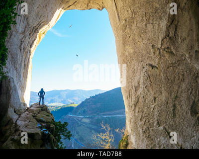 Espagne, Pays basque, Euskadi, Ojo de Aitzulo, senior men enjoying view Banque D'Images