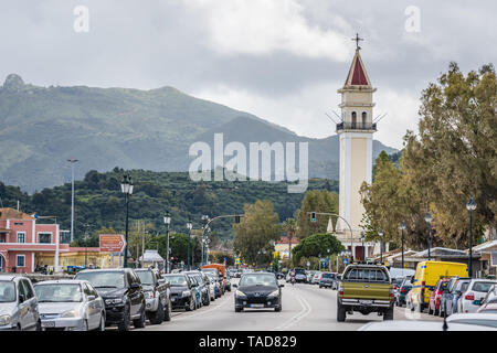 Zakynthos, Grèce - Avril 2019 : Les voitures qui circulent dans une rue de la ville de Zakynthos Banque D'Images