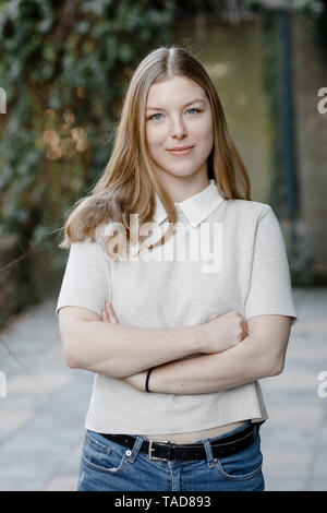 Portrait of teenage girl confiante en elle-même l'article sur terrasse Banque D'Images