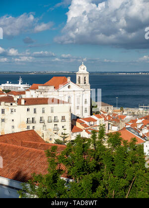 Portugal, Lisbonne, Alfama, vue de Miradouro de Santa Luzia sur district avec le Monastère de São Vicente de Fora, Tage Banque D'Images