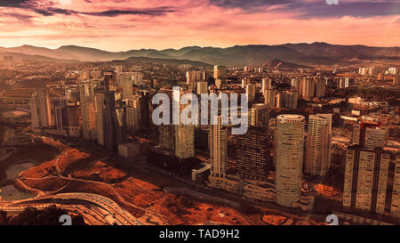 Vue aérienne de Santa Fe Mexico bâtiments et gratte-ciel avec en fond la montagne - Image Banque D'Images