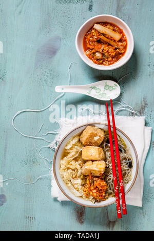 Soupe aux nouilles asiatiques avec du chou, le tofu, les nouilles shirataki et kimchi maison Banque D'Images