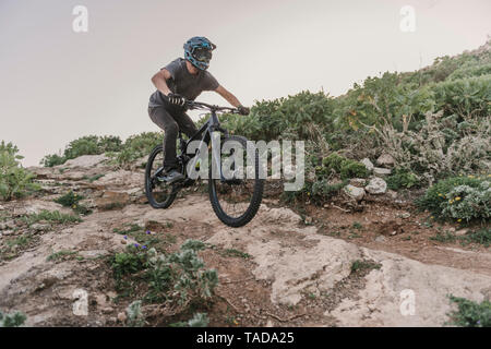 L'Espagne, Lanzarote, mountainbiker sur un sentier dans les montagnes Banque D'Images