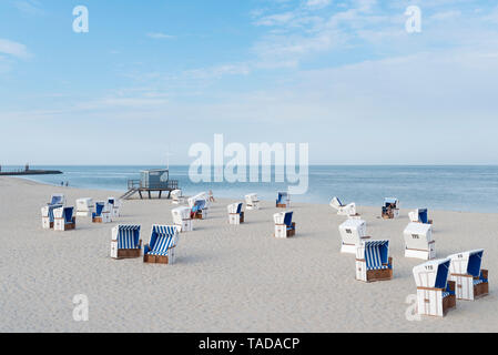 Allemagne, Sylt, Mer du Nord, plage de sable avec chaises de plage à capuchon Banque D'Images