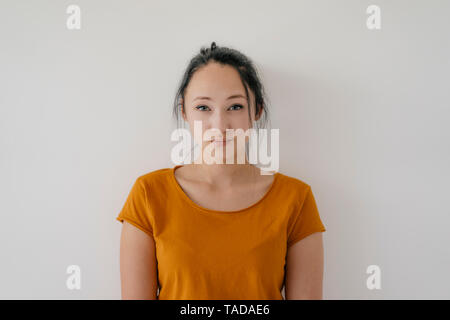 Portrait d'une jeune femme portant un t-shirt jaune Banque D'Images