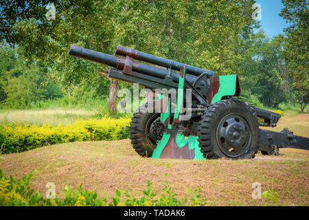 Vieux canon canon d'artillerie non explosées pour motif de camouflage / guerrier soldat dans la première guerre mondiale dans le parc Banque D'Images