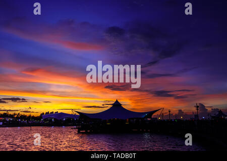 Le Bridge Plage Ancol Jakarta Utara Indonésie quand le coucher du soleil Banque D'Images