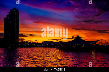 Le Bridge Plage Ancol Jakarta Utara Indonésie quand le coucher du soleil Banque D'Images