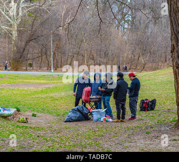 Hommes hispaniques sont barbecue dans le parc Banque D'Images