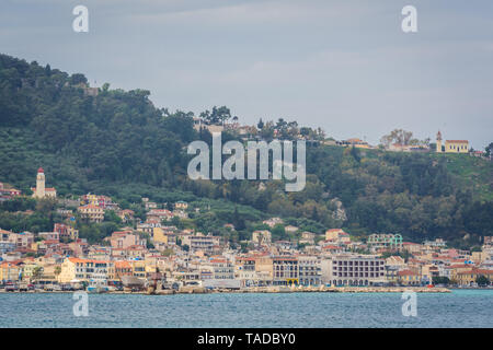 Zakynthos, Grèce - Avril 2019 : La ville de Zakynthos comme vu de la mer, l'île de Zante, îles Ioniennes Banque D'Images