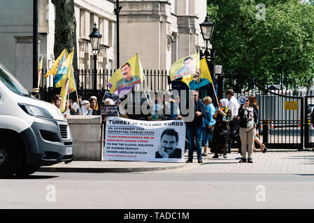 Londres, Royaume-Uni - 15 mai 2019 : des manifestants kurdes devant Downing Street gate britannique contre l'aide à la Turquie Banque D'Images