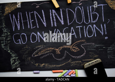 Style de voyage citations inspiration on chalkboard Banque D'Images