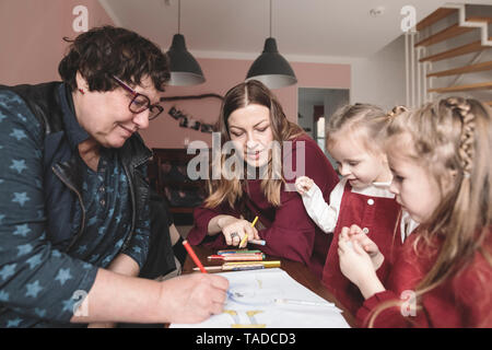 Grand-mère, la mère et les deux filles dessiner une image prix à la maison Banque D'Images