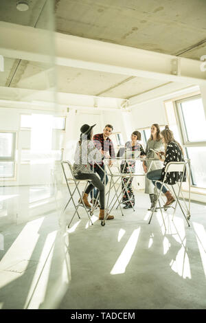 Groupe de professionnels de la création d'une réunion dans un bureau lumineux, de discuter de nouvelles solutions Banque D'Images