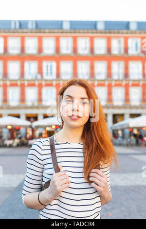 Espagne, Madrid, Plaza Mayor, portrait de jeune femme rousse avec piercing nez Banque D'Images