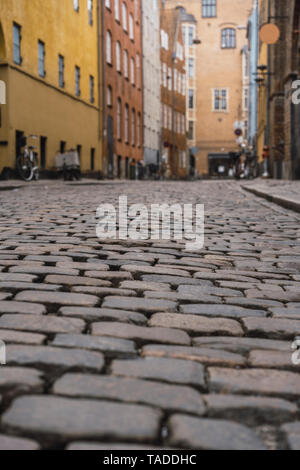 Danemark, copenhague, ruelle étroite avec des pavés de la vieille ville Banque D'Images