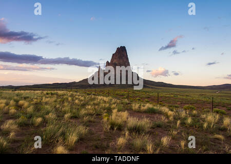 Aux Etats-Unis, l'Arizona, Monument valley, formations rocheuses dans la soirée Banque D'Images