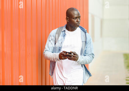 L'homme avec le smartphone portant chemise en denim occasionnels Banque D'Images