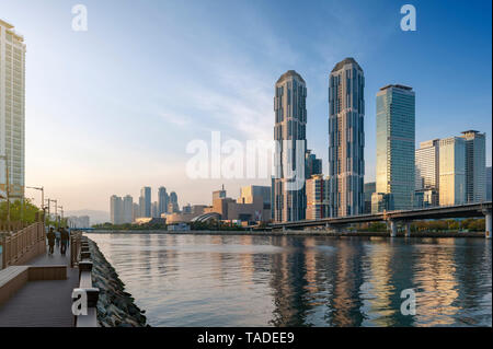 Rues de la région de Busan avec gratte-ciel dans la zone Haeundae Centum City dans le District, début de pont Gwangan à Busan, Corée du Sud Banque D'Images