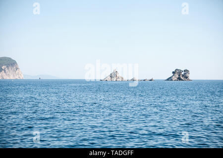 Voir de beaux îlots Katic et Høvringen avec Orthodox church près de Petrovac, Monténégro, dans la municipalité de Budva. Banque D'Images